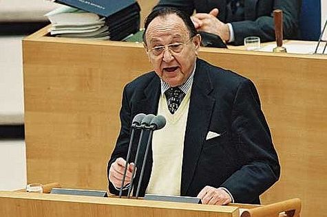 Hans-Dietrich Genscher während seiner Rede zum Start des Euro in elf Mitgliedsländern.