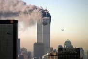 Gekidnapptes Flugzeug (r) rast am 11.9.2001 in einen der Zwillingstürme des World Trade Center in New York