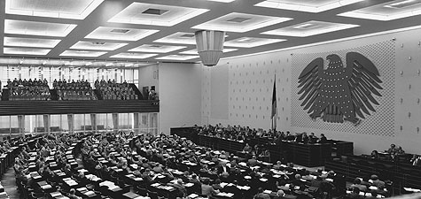 Aperçu de la salle plénière du Bundestag allemand à Bonn pendant les débats du 21 juin 1977. Franz Josef Strauss (CSU) est à la tribune