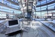Laptop in der Kuppel des Reichstagsgebäudes