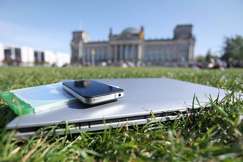 Smartphone, Laptop und CD auf der Reichstagswiese