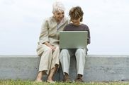 Frau und Enkel am Laptop