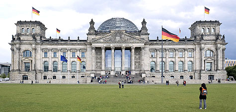 Westportal des Reichstagsgebäudes, im Vordergrund Besucher