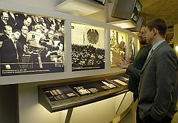 Besucher vor Ausstellungsdisplay der historischen Ausstellung
