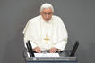 Papst hinter Rednerpult