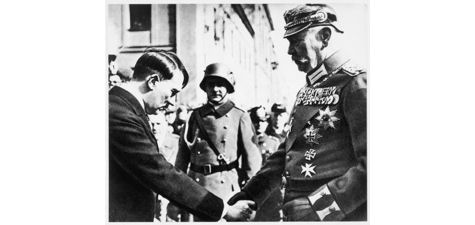 Tag von Potsdam: Reichskanzler Adolf Hitler begrüsst den Reichspräsidenten Paul von Hindenburg.- 21. März 1933, Foto.