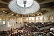 Blick in den Plenarsaal des Bundestages im Berliner Reichstagsgebäude während der Eröffnungsrede von Bundestagspräsident Wolfgang Thierse am 19.04.1999. Mit der offiziellen Rede wurde das historische Bauwerk an den Deutschen Bundestag übergeben.