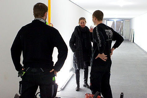 Gunda Förster während der Installation