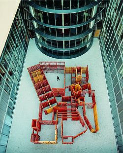 Vogelperspektive auf das Kunstwerk "Raumlabyrinth" im Paul-Löbe-Haus