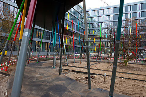 Pavillon, im Hintergrund das Bürogebäude Wilhelmstraße 65