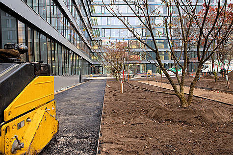 Die Wegeflächen werden aus unterschiedlichen Materialien gefertigt.