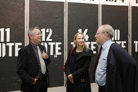 Am Eröffnungsabend: Dr. Wolfgang Thierse, Julienae Ebner und Dr. Andreas Kaernbach, Kurator der Kunstsammlung des Deutschen Bundestages
