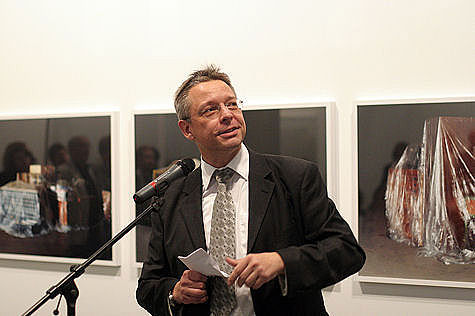 Dr. Andreas Kaernbach, Kurator der Kunstsammlung des Bundestages, führte in die Ausstellung ein.