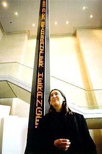 Die Künstlerin Jenny Holzer vor einem ihrer Leuchtschriftbänder