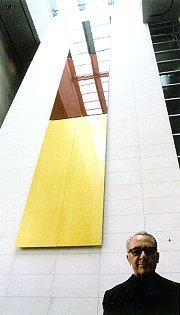Gerhard Richter vor seinem schwarz-rot-goldenen Farbkunstwerk