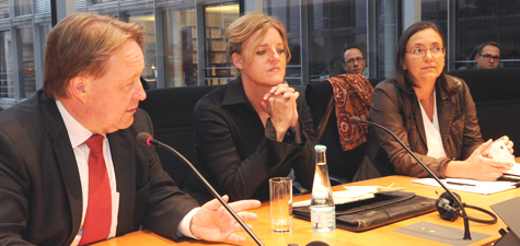 Vorsitzender Joachim Spatz, FDP (rechts), Hilde Johnson (mitte), Kerstin Müller, Bündnis 90/Die Grünen