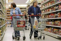 Kunden in einem Supermarkt