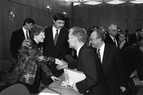 Eröffnung der Sitzung der Gemeinsamen Verfassungskommission. Die Vorsitzenden Rupert Scholz, CDU/CSU, (rechts) und Henning Voscherau, SPD, Erster Bürgermeister von Hamburg (mitte) begrüßen Bundestagspräsidentin Rita Süssmuth