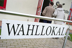 Schild mit Aufschrift 'Wahllokal'