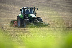 Traktor auf einem Feld.