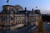 Weihnachtsbaum vor dem Reichstagsgebäude