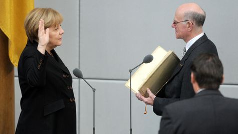 Angela Merkel (links) wird von Bundestagspräsident Norbert Lammert (rechts) als Bundeskanzlerin am 17. Dezember vereidigt.