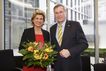 Dargmar Wöhrl mit Blumenstrauß und Johannes Singhammer im Sitzungssaal des Ausschusses für wirtschaftliche Zusammenarbeit und Entwicklung