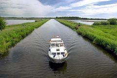 Motorboot fährt auf Wasserstraße