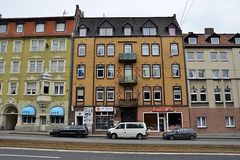 Blick auf den Tatort (mittleres Gebäude) in der Holländischen Straße am Montag (27.02.2012) in Kassel.