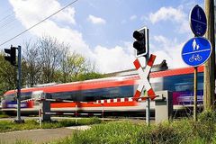 Regionalzug passiert Bahnübergang