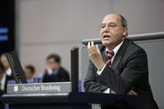 Gregor Gysi, Vorsitzender der Fraktion Die Linke am Rednerpult im Plenum