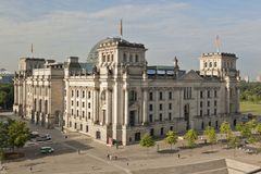 Reichstagsgebäude vom Spreeufer aus.