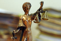 goldfarbene Justitia-Figur