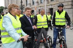 Bundestagsvizepräsident Eduard Oswald startet die parlamentarische Fahrradtour. Mit dabei die Abgeordneten Daniela Wagner, Holger Krestel, Torsten Staffeldt, Gero Storjohann