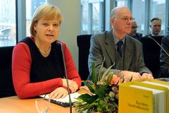Haushaltsausschussvorsitzende Gesine Lötzsch, Bundestagspräsident Norbert Lammert