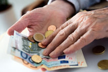 Euroscheine in den Händen eines Rentners