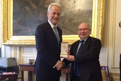Dr. Peter Ramsauer mit Francois Brottes, Vorsitzender des Ausschusses für wirtschaftl. Angelegenheiten der Assemblée Nationale, anlässlich seines Besuches am 5. Februar 2014 in Paris