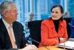 Ausschussvorsitzende Gitta Connemann, MdB und Vizepräsident Peter Hintze bei der Konstituierung im Ausschusssaal