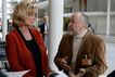 Wöhrl und Flach einander zugewand im Gespräch. Wöhrl hält eine Unterschriftensammlung in den Händen. 