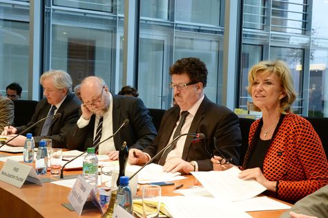 Rechts im Vordergrund die Ausschussvorsitzende Wöhrl, daneben am Tisch sitzend die Herren Fuchtel, Nooke und Kochanke.