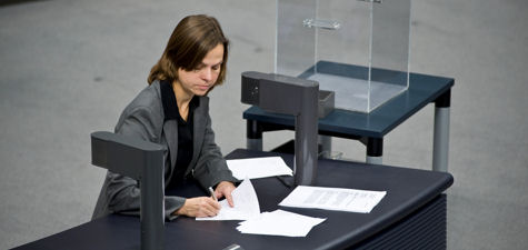 Eine Stenografin auf der Stenografenbank mit einer Wahlurne für die Abgabe der Stimmzettel.