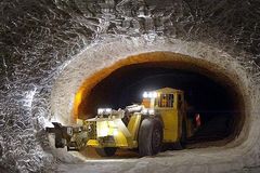 Salzbrocken werden mit einem Spezialfahrzeug auf einer 840 Meter tiefen Strecke im Erkundungsbergwerk in Gorleben von der Wand geschlagen.