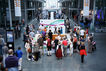 Besucher in der Halle des Paul-Löbe-Hauses