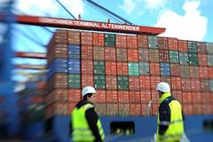 Containerschiff wird beladen