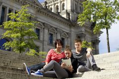 Jugendliche mit einem Tablet vor dem Reichstagsgebäude