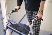 Frau mit Rollator - Video ansehen... - Öffnet neues Fenster