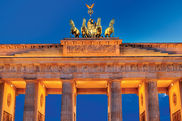 Brandenburger Tor, Quadriga bei Nacht, beleuchtet