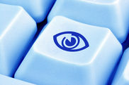 Computertaste mit einem Auge. - Video ansehen... - Öffnet neues Fenster