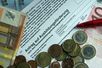 Bafoegantrag mit Geldscheinen und Münzen