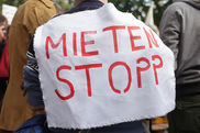 Ein Demonstrant trägt ein Schild mit der Aufschrift 
